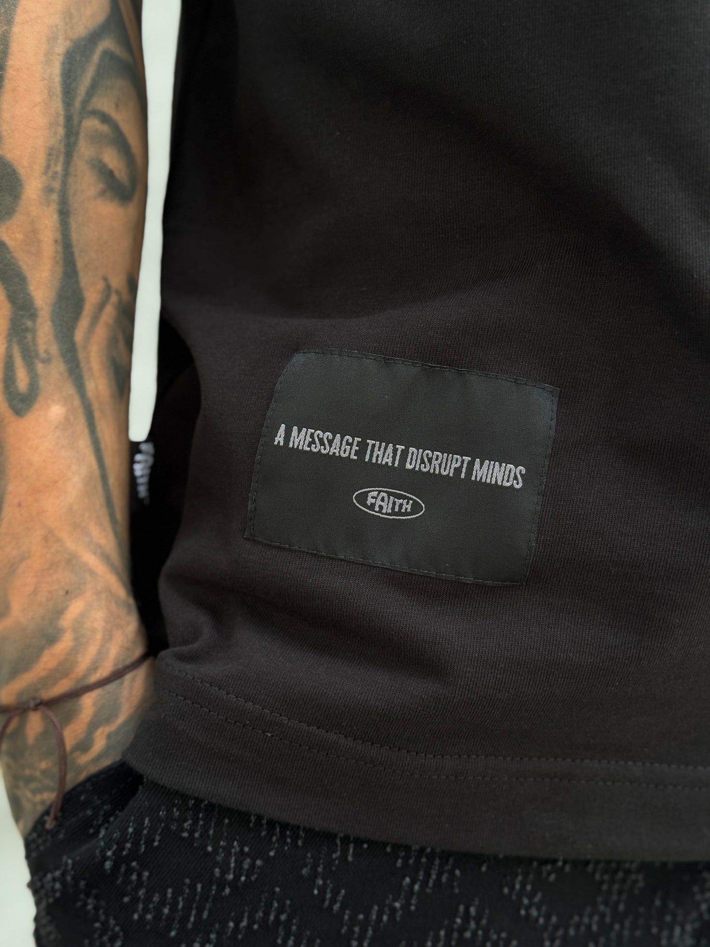 Camiseta Negra “FLOR EN LLAMAS"