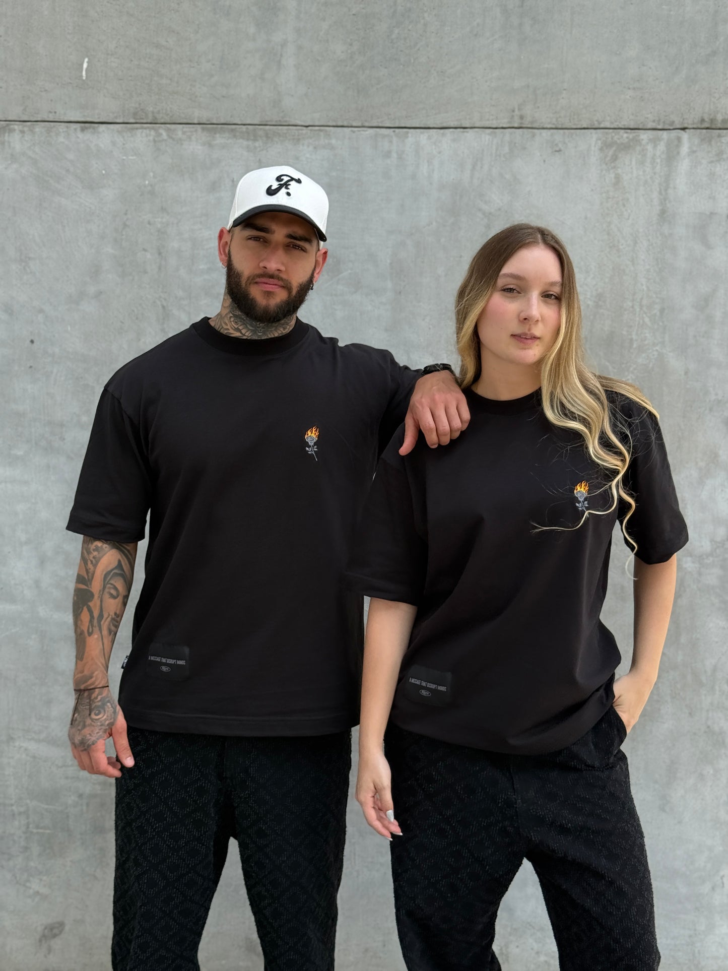 Camiseta Negra “FLOR EN LLAMAS"