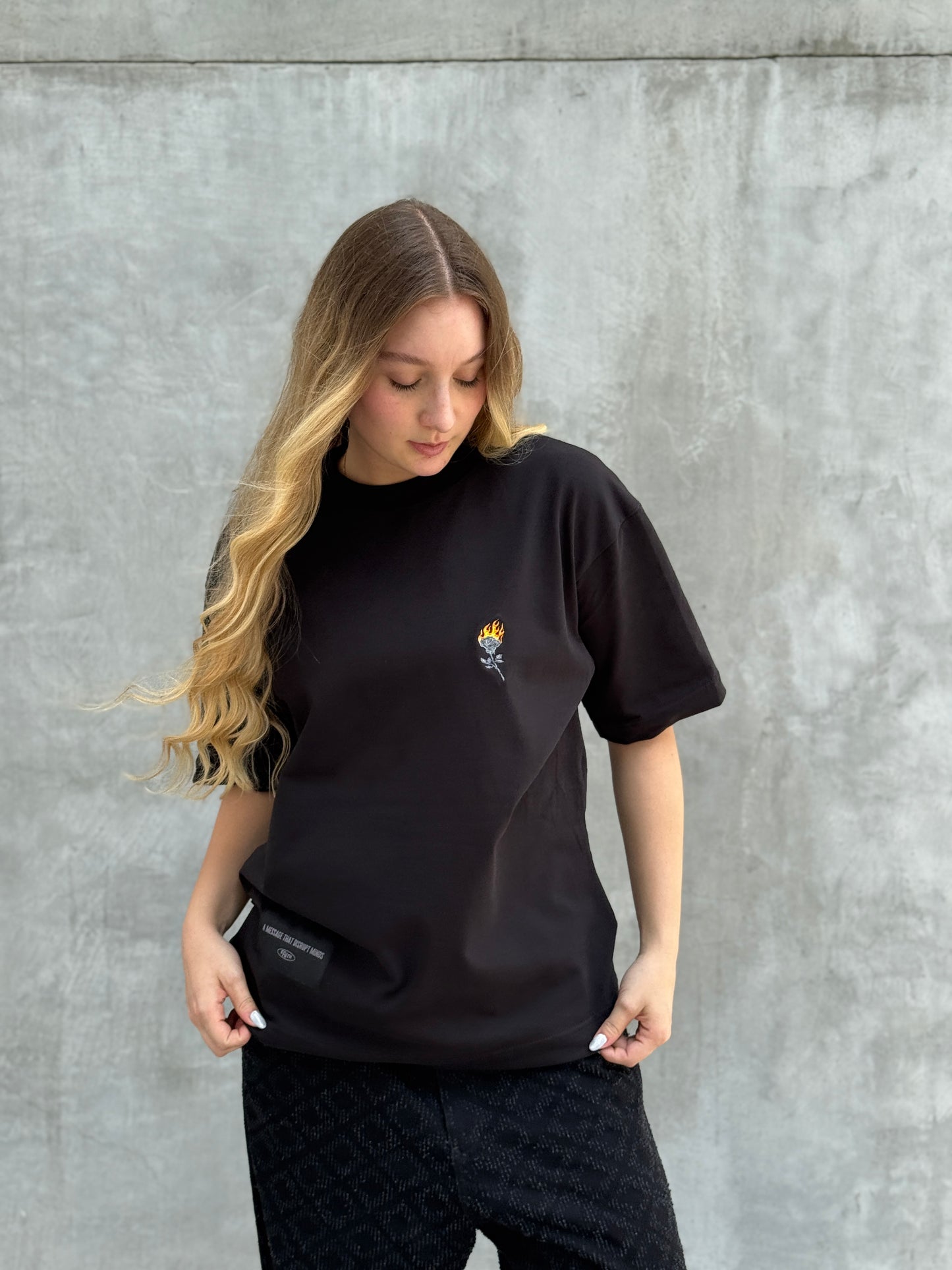 Camiseta Negra “FLOR EN LLAMAS"