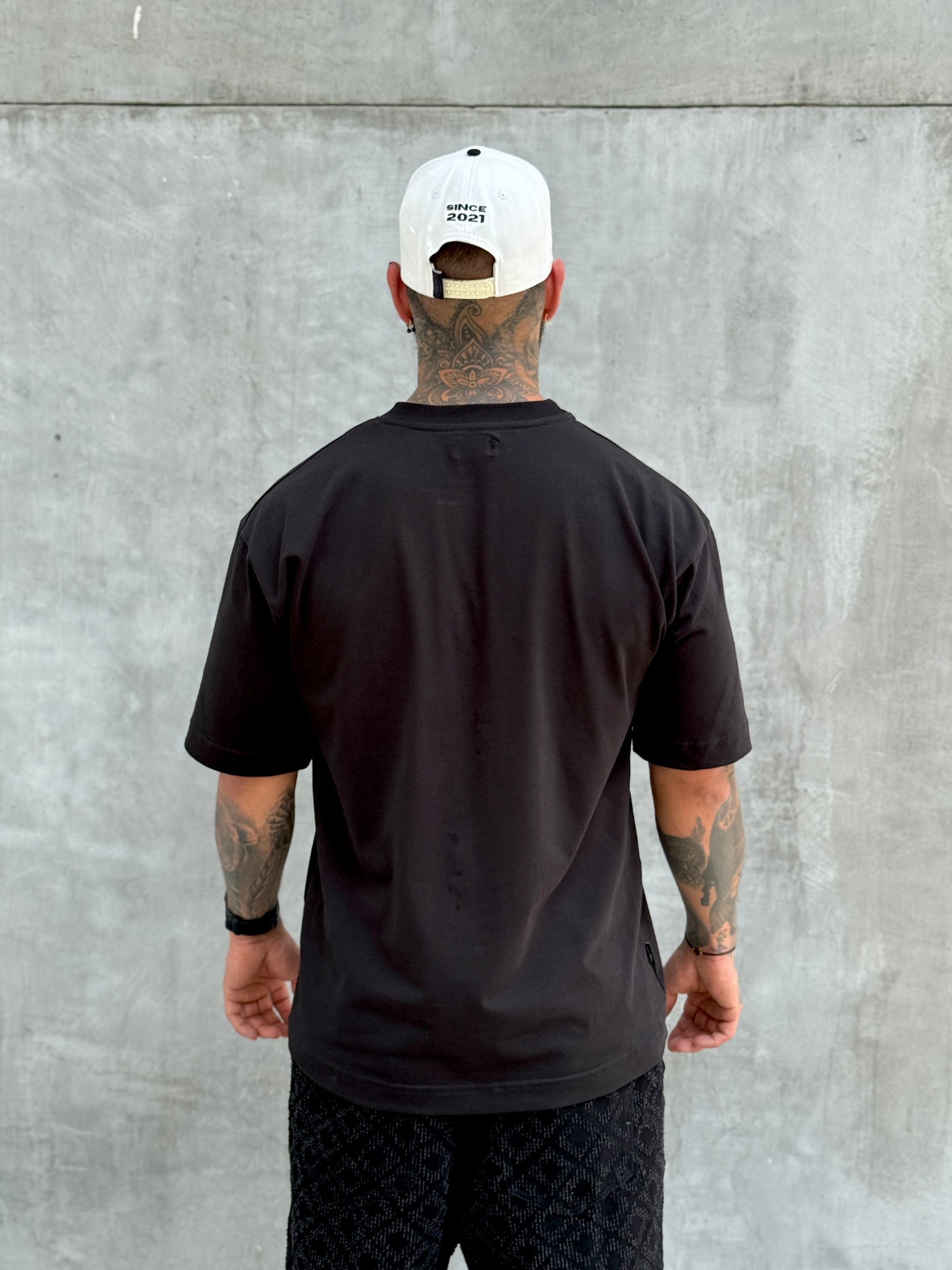 Camiseta Negra “FLOR EN LLAMAS"