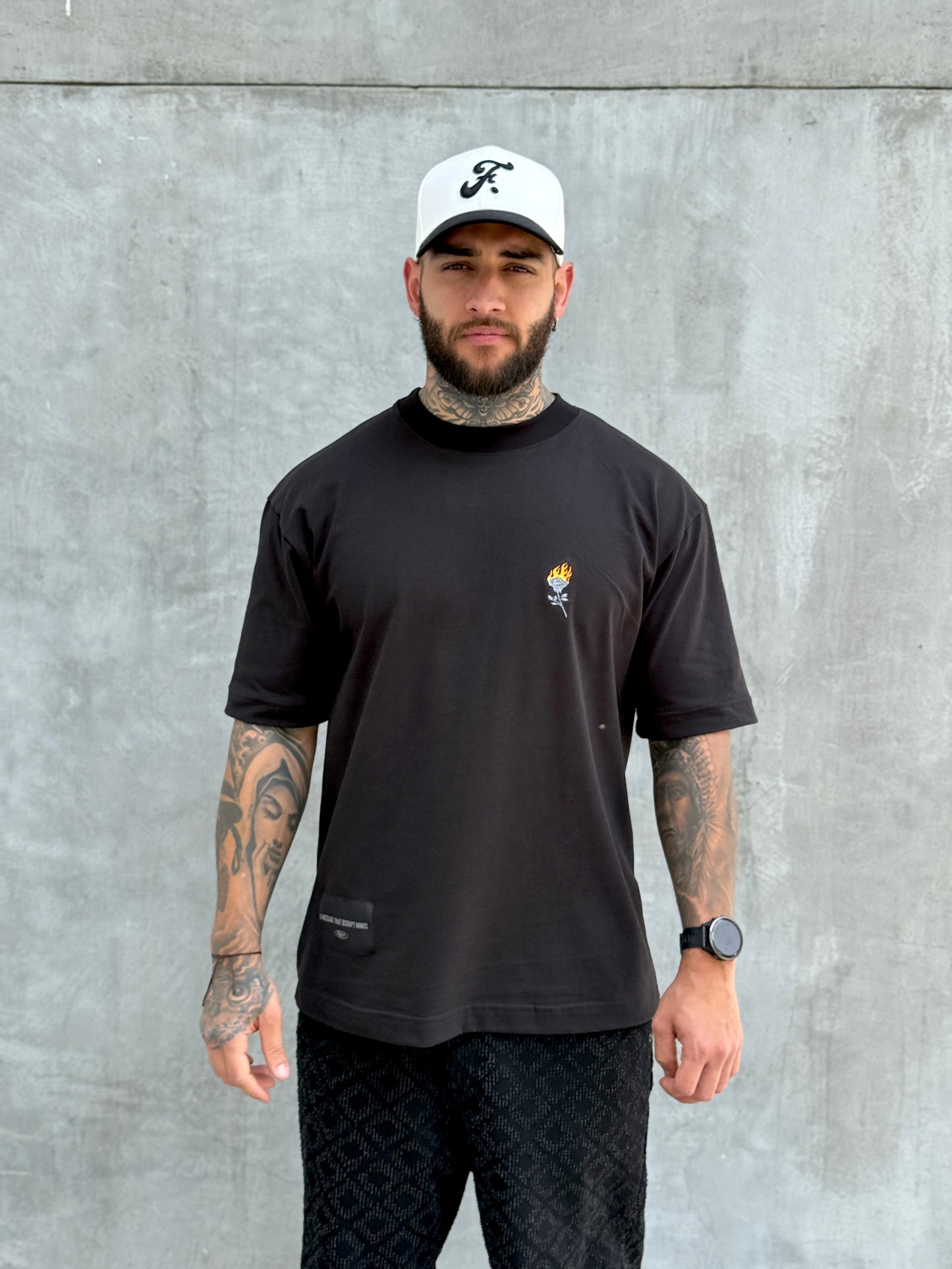 Camiseta Negra “FLOR EN LLAMAS"